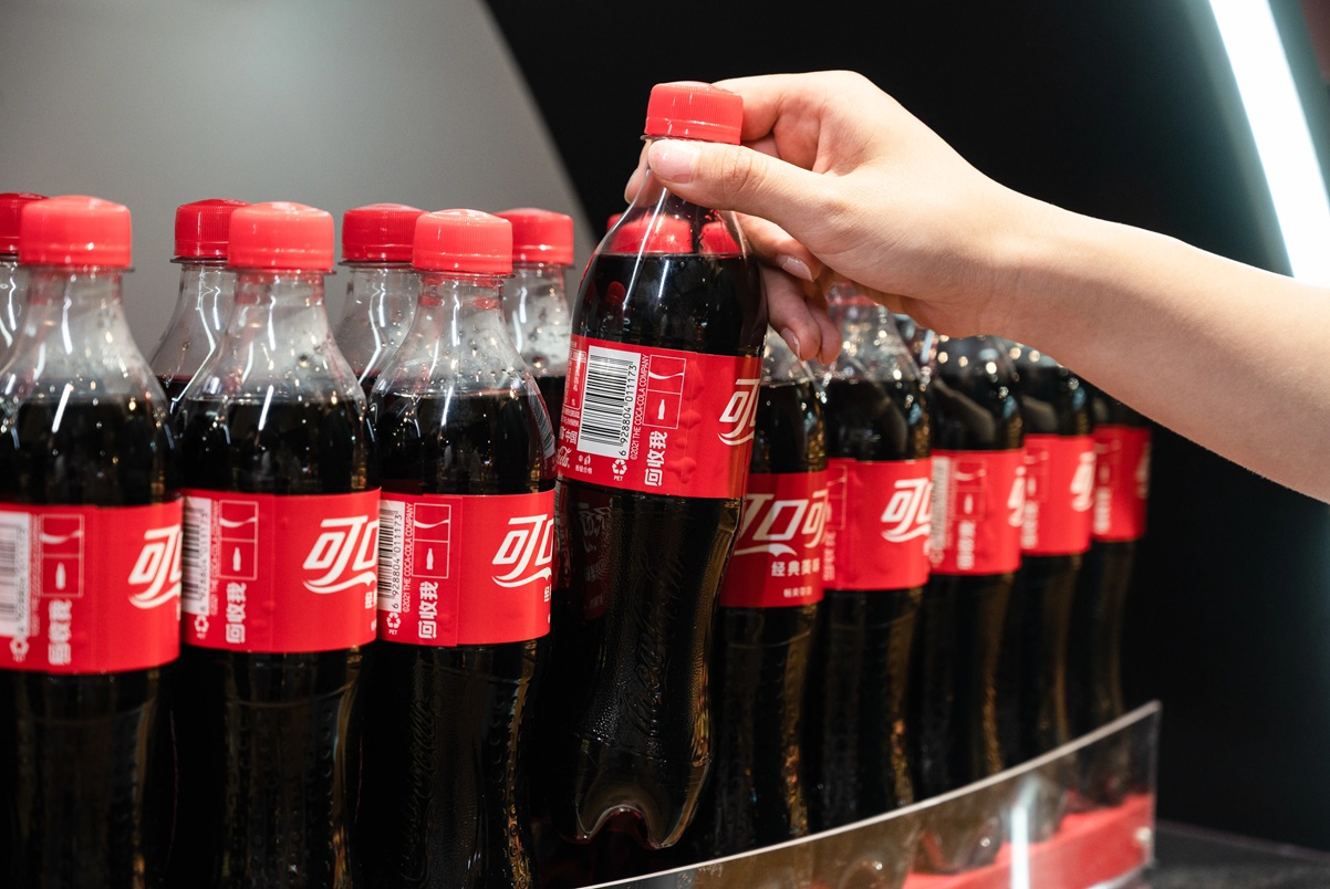巴菲特挚爱63年不间断派息，Coca-Cola今年为何逆势跑赢大盘？